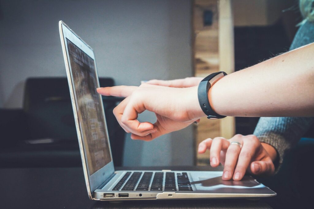 Laptop untuk menulis prompt AI